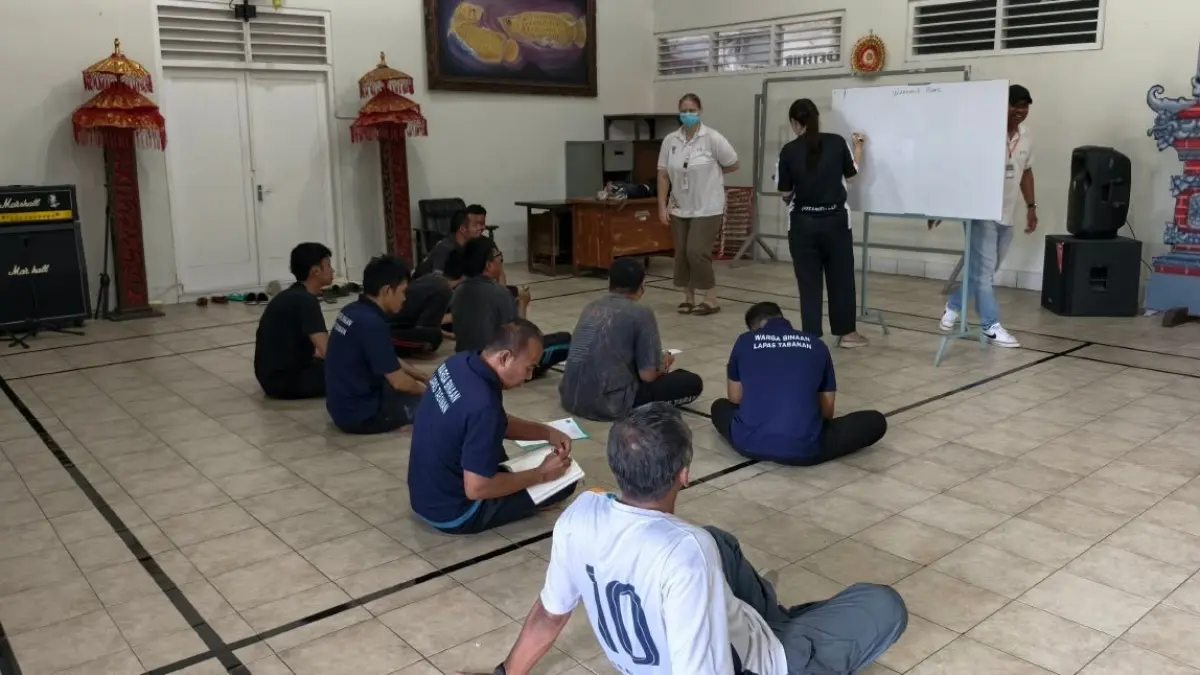 Asah kemampuan komunikasi dengan menggunakan bahasa asing, warga binaan Lapas Tabanan mengikuti kursus Bahasa Inggris. (Ist)