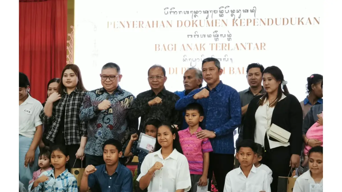 Penyerahan Dokumen Kependudukan bagi Anak Terlantar di Provinsi Bali yang digelar di Gedung Nari Graha, Renon, Denpasar, Jumat (18/9). (Bali Express/I Gede Paramasutha)