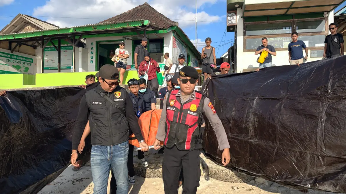 Siti Nuraini Binti Rusidi dievakuasi setelah mengalami insiden di salah satu objek wisata yang ada di Nusa Penida, Klungkung, Rabu (16/9/2026). (ist)