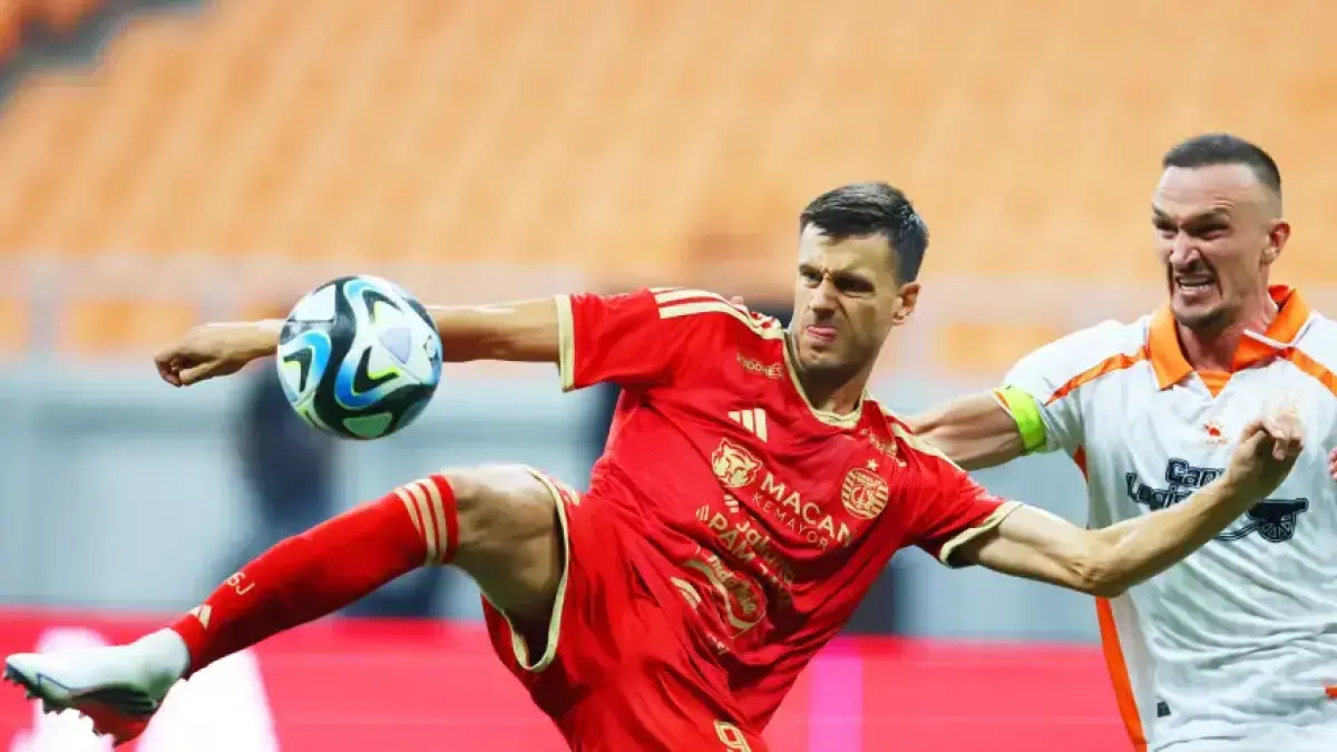 Pemain Persija Jakarta Alexander Thomas Jeremejeff berebut bola dengan pemain Brisbane Roar pada laga friendly match di Jakarta Internasional Stadion, Sabtu (29/8/2026). Alexander Jeremejeff tampil tajam bersama Persija dengan dua gol dalam dua laga. Namun, ia mengaku masih beradaptasi dengan cuaca. (Dery Ridwansah/ JawaPos.com)