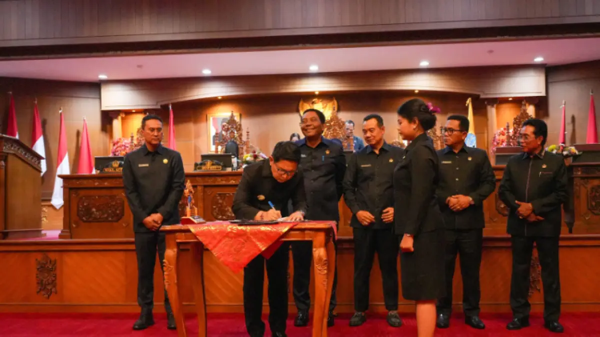 Bupati Adi Arnawa menandatangani Nota Kesepakatan saat Rapat Paripurna DPRD Badung dengan agenda Pengambilan Keputusan di Ruang Utama Gosana, Kantor DPRD Badung, Jumat (18/9).