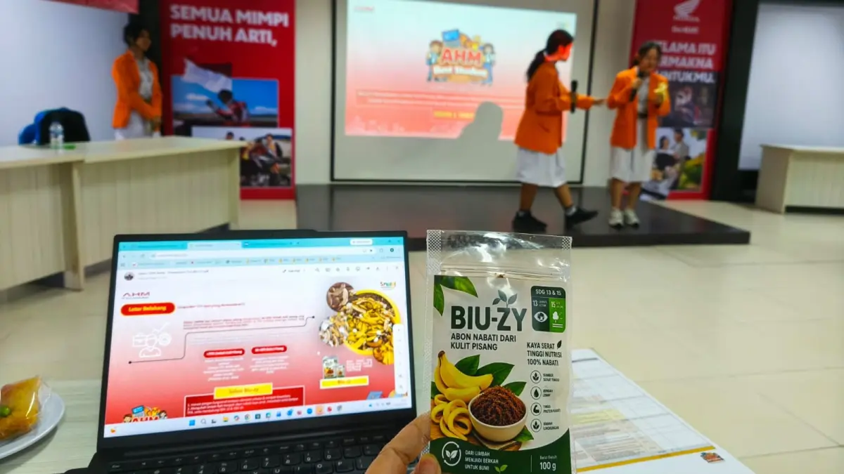Juara 1 AHM Best Student (AHMBS) 2026 tingkat regional Bali mempresentasikan hasil karyanya berupa olahan kulit pisang. (Ist)