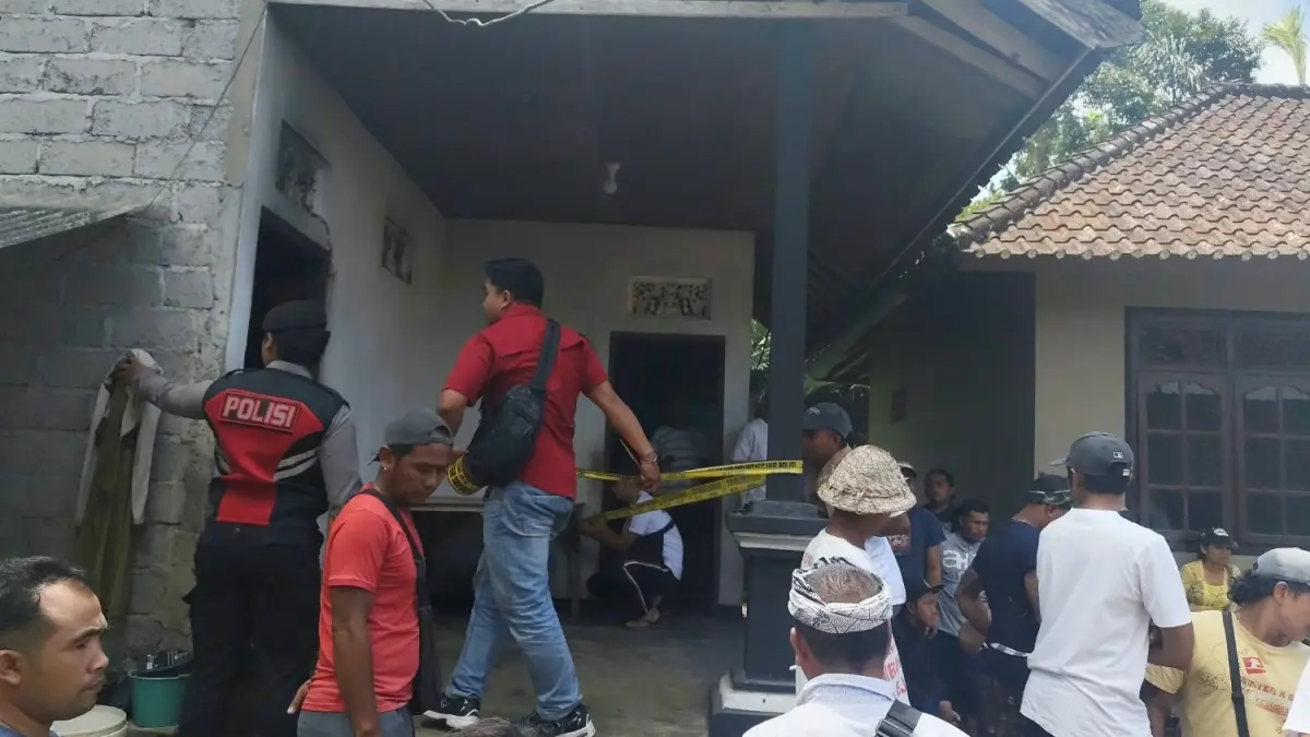 Polisi mendatangi TKP kasus dugaan penganiayaan dengan cara membakar korban di Desa Muncan, Kecamatan Selat, Karangasem, Jumat (18/9/2026). (Ist)