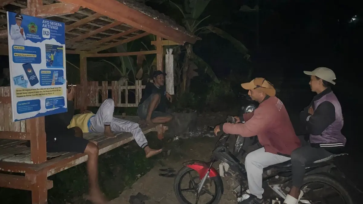 Warga Banjar Pangkung Apit, Desa Pergung, Kecamatan Mendoyo, Jembrana melaksanakan ronda malam untuk mengantisipasi pencurian. (ist)