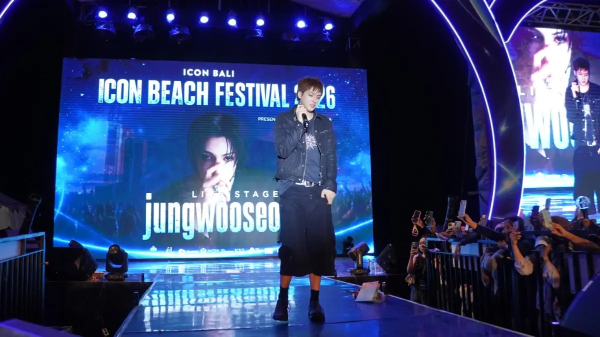 Jung Wooseok tampil pada hari pertama ICON Beach Festival 2026, Sabtu (19/9/2026) malam.