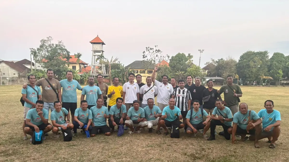 Komunitas Perseden Aloemni yang menggelar fun footbal di Lapangan Ida Cokorda Pemecutan, Denpsar, Sabtu (19/9). (ist)