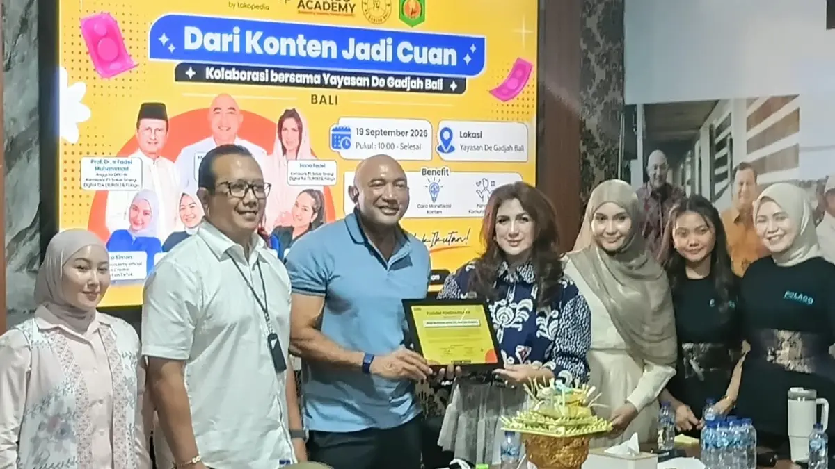Pembina Yayasan De Gadjah, Made Muliawan Arya (tiga dari kiri) mengajak Gen Z memanfaatkan teknologi untuk memberikan nilai tambah. (Ist)