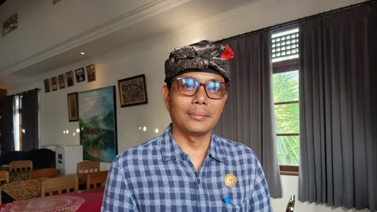 BALIEXPRESS.ID - Perjalanan I Made Suwitra menuju kursi Perbekel Desa Sayan, Kecamatan Ubud, tidak datang secara instan. Pengalaman panjangnya bersentuhan dengan berbagai bidang, mulai dari pariwisata, pekerja migran Indonesia (PMI), hingga aktivitas sosial dan seni, menjadi bagian dari perjalanan yang membentuk dirinya sebelum dipercayai sebuah amanat masyarakat