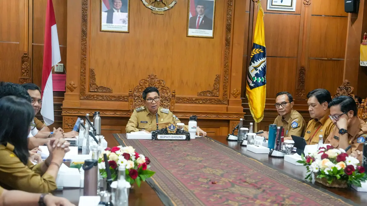Bupati Adi Arnawa saat Rapat Koordinasi secara virtual bersama Kementerian Dalam Negeri, Kementerian Keuangan, dan Kementerian PPN/Bappenas, di Puspem Badung, Senin (21/9). (PROKOMPIM SETDA BADUNG)