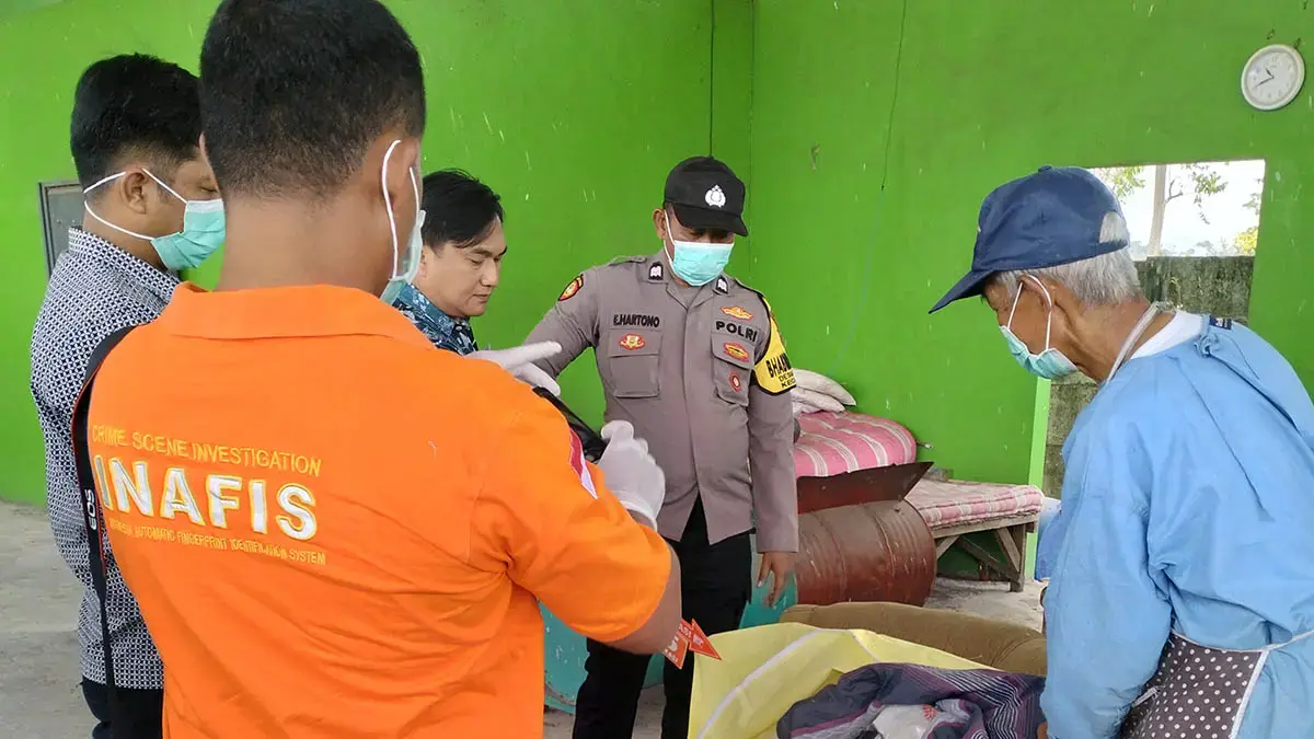 CARI BUKTI: Petugas kepolisan saat melakukan pendalaman atas kasus pembuangan mayat bayi di Karangsono, Kecamatan Sukorejo. (Rizal Syatori/Radar Bromo)