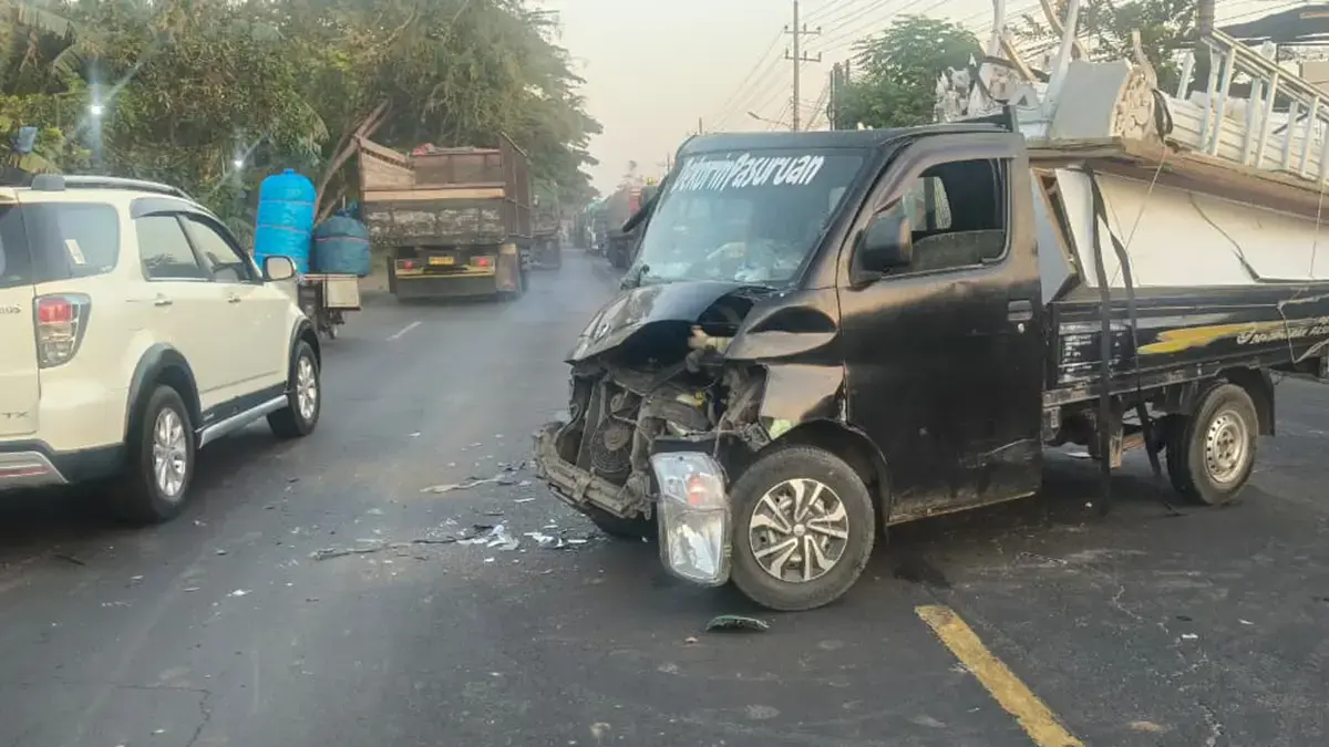 RINGSEK: Kondisi bagian depan pikap yang terlibat tabrakan di jalan raya Rejoso, Senin (21/9).