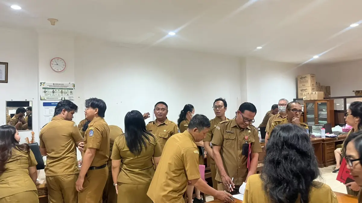 Tim pembinaan disiplin Pemkab Badung saat menggelar sidak pada Senin (21/9). (ist)