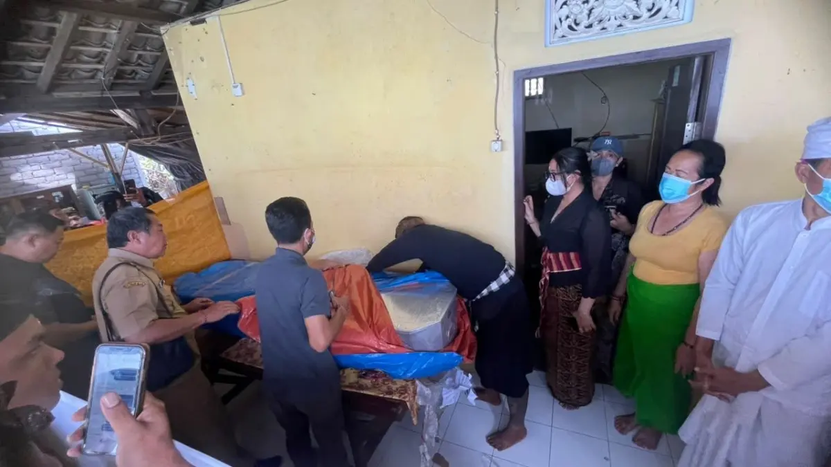 Jenazah I Komang Tedy Arsa Biantara Putra saat tiba di rumah duka di Desa Perancak, Kecamatan Jembrana, Senin (21/9/2026). (I Gde Riantory Warmadewa/Bali Express)
