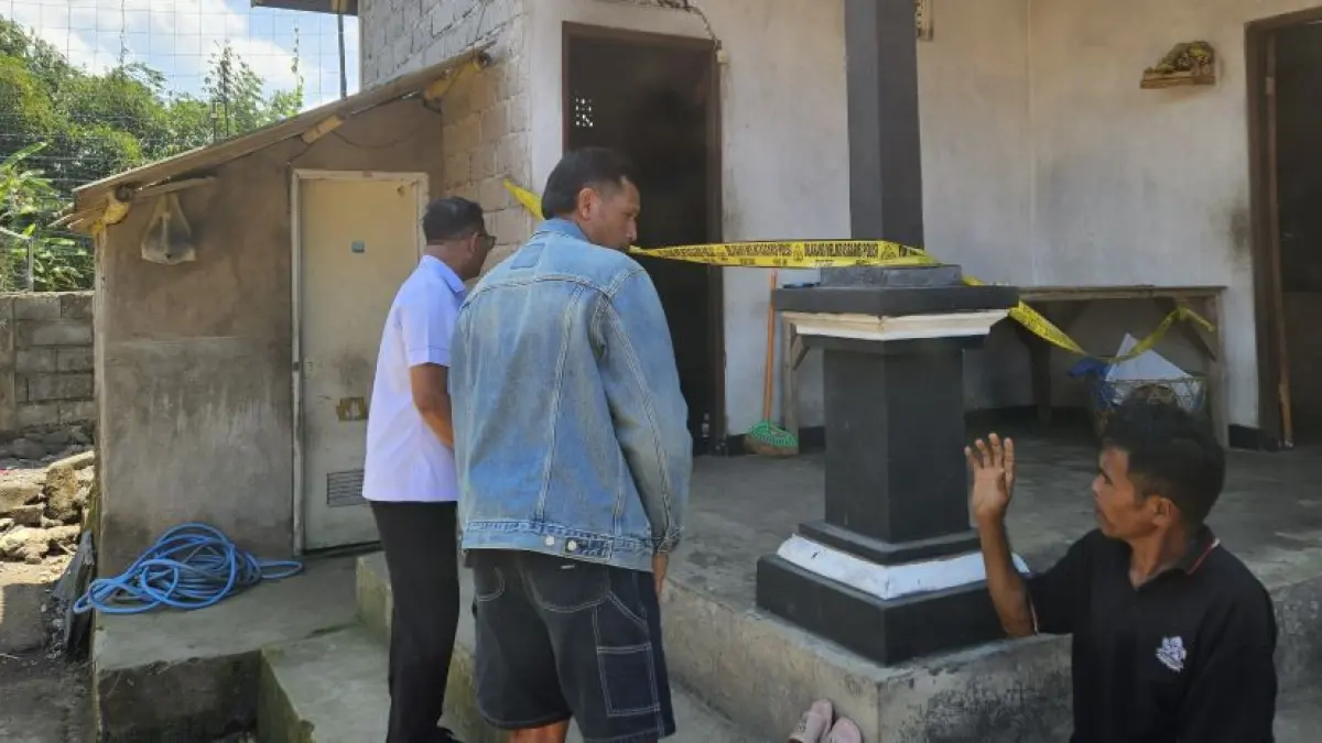 Situasi rumah korban di Banjar Dinas Susut, Desa Muncan, Kecamatan Selat, Kabupaten Karangasem masih dipasangi police line, Senin (21/9/2026). (Adi Prabawa/Bali Express)