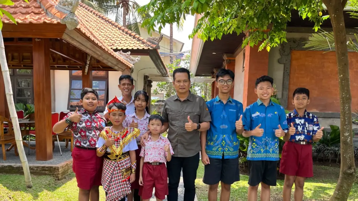 Bupati Jembrana I Made Kembang Hartawan menerima tujuh siswa-siswi berprestasi di Rumah Jabatan Bupati Jembrana. (ist)