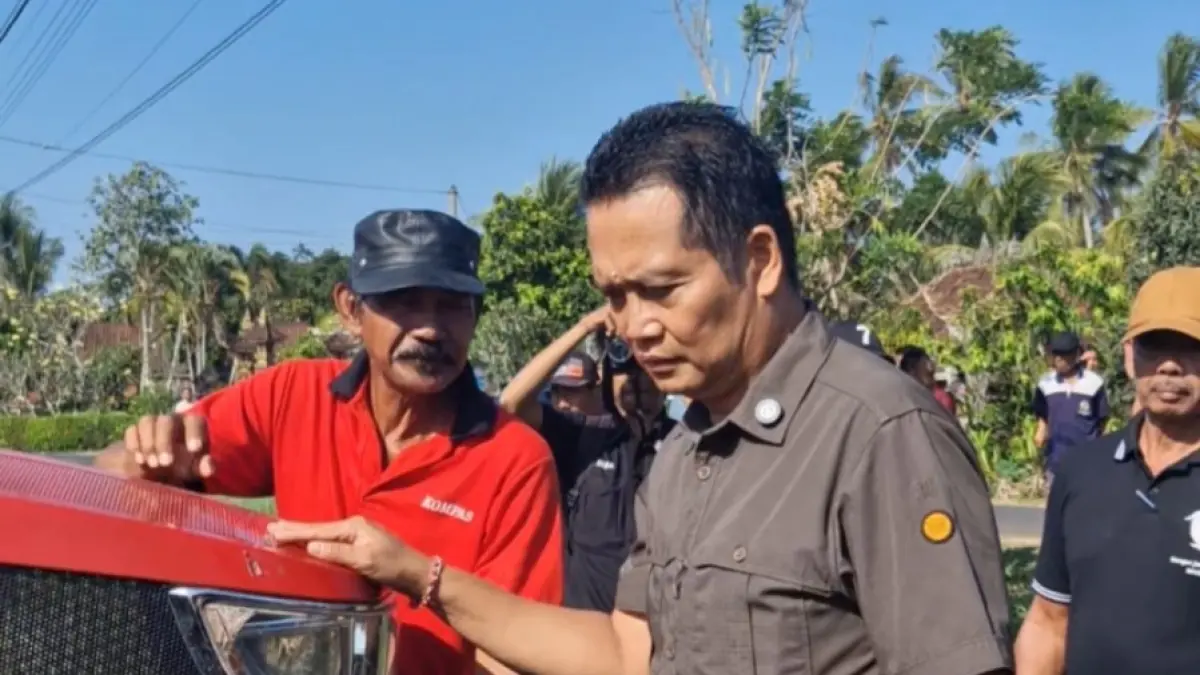 Bupati Jembrana I Made Kembang Hartawan menyerahkan bantuan alat dan mesin pertanian (alsintan) kepada kelompok tani. (ist)