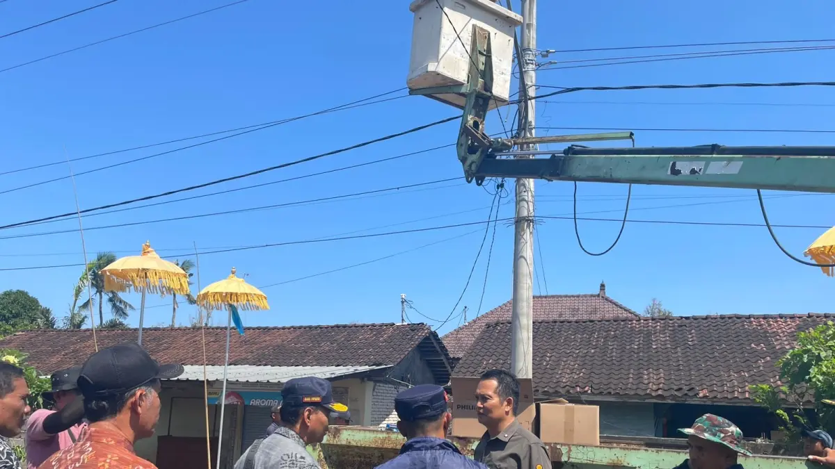 Bupati Jembrana I Made Kembang Hartawan turun langsung meninjau proses penggantian PJU di Desa Mendoyo Dangin Tukad. (ist)