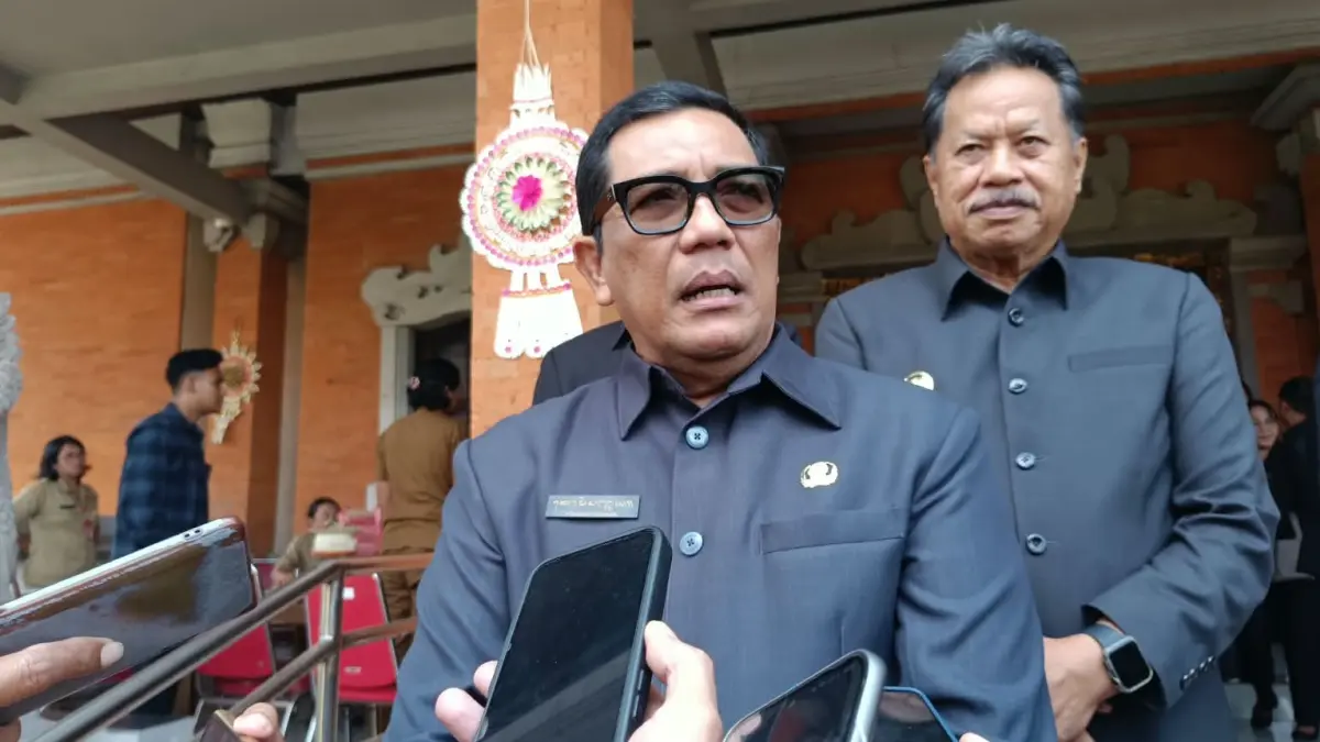 Bupati Tabanan I Komang Gede Sanjaya memberikan keterangan soal rencana penataan kabel semrawut. (Ist)