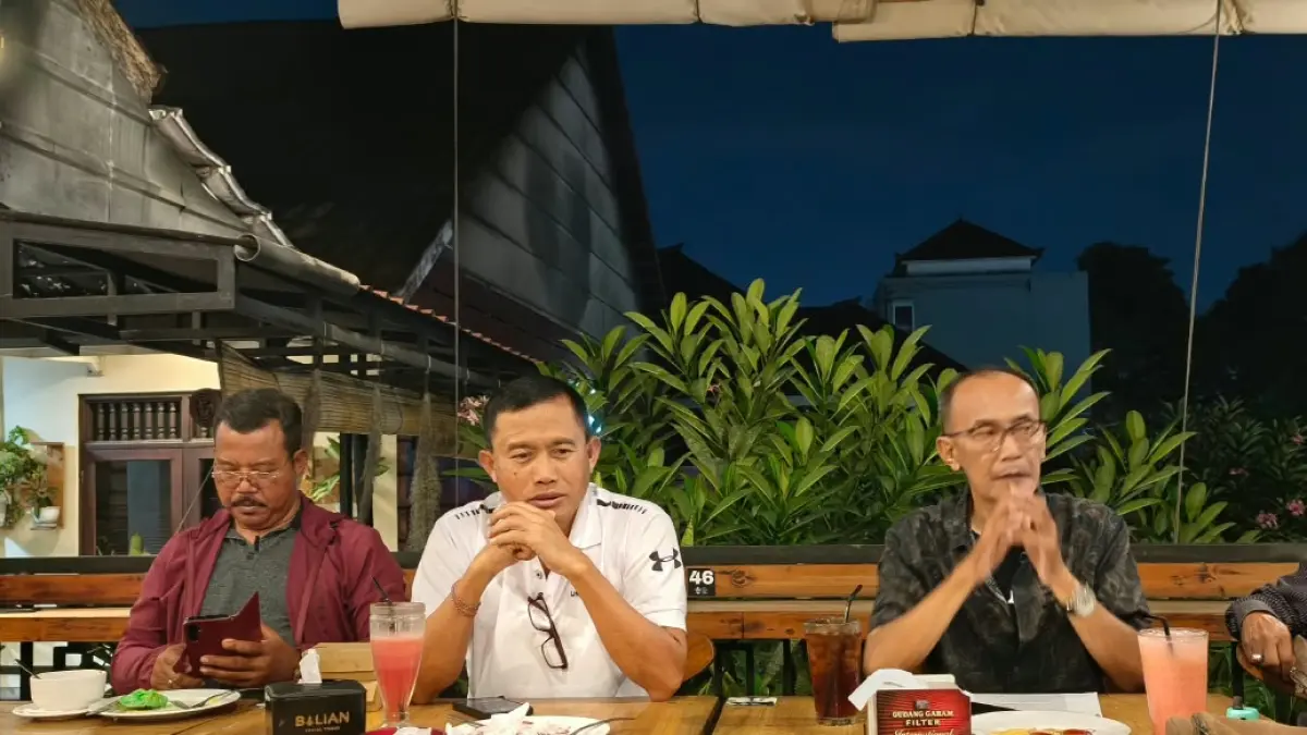 Kuasa hukum Darmawan, Irjen Pol (P) Drs. I Wayan Sukawinaya, M.Si., bersama Dr. (c). Rizal Akbar Mayapoetra, S.H., M.H., Irjen Purn Nyoman Laba dan Nyoman Pasek dalam konferensi pers di Denpasar, Rabu (23/9). (Bali Express/I Gede Paramasutha)