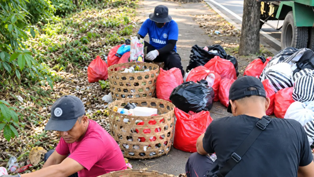 Petugas DLH Tabanan melakukan pemilahan sampah di Bypass Ir. Soekarno. Pemungutan dan pemilahan sampah rutin dilakukan oleh petugas. (Ist)