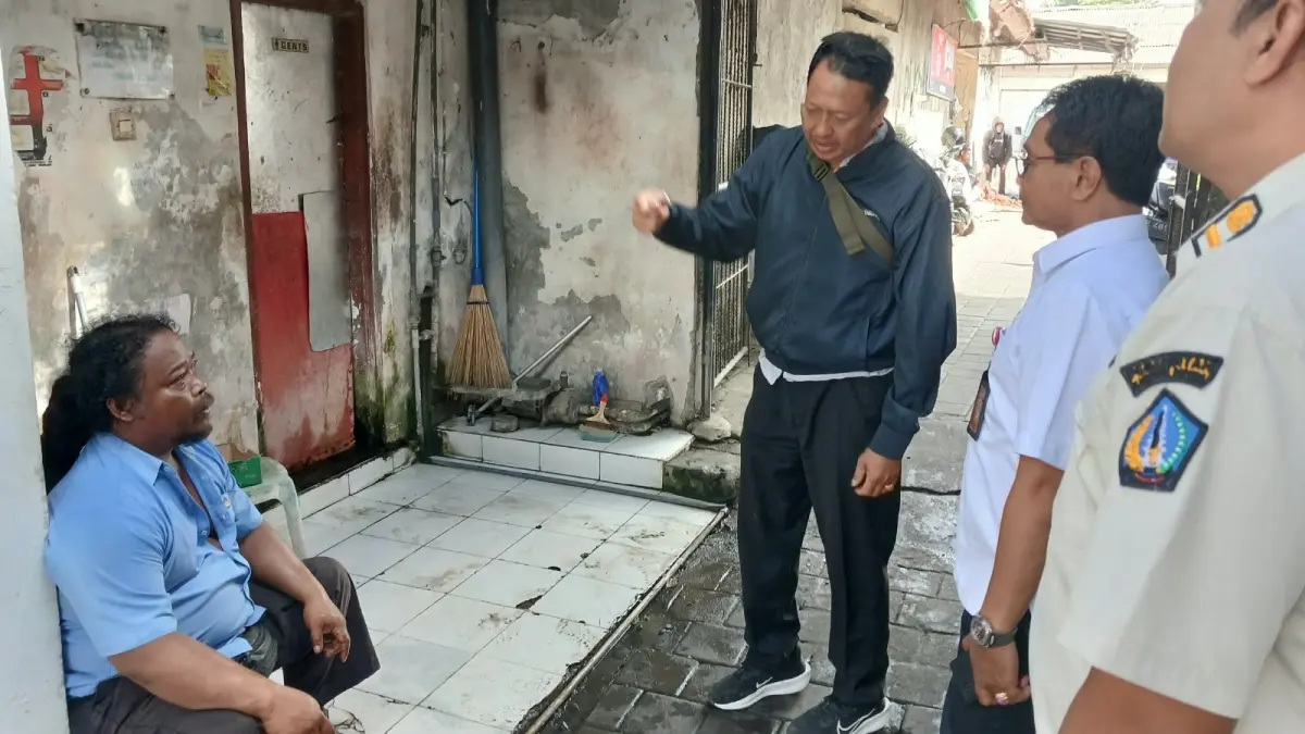 Tim Trantib Kecamatan Kuta saat melakukan pemantauan kerusakan Pasar Kuta II, Rabu (23/9). (ist)
