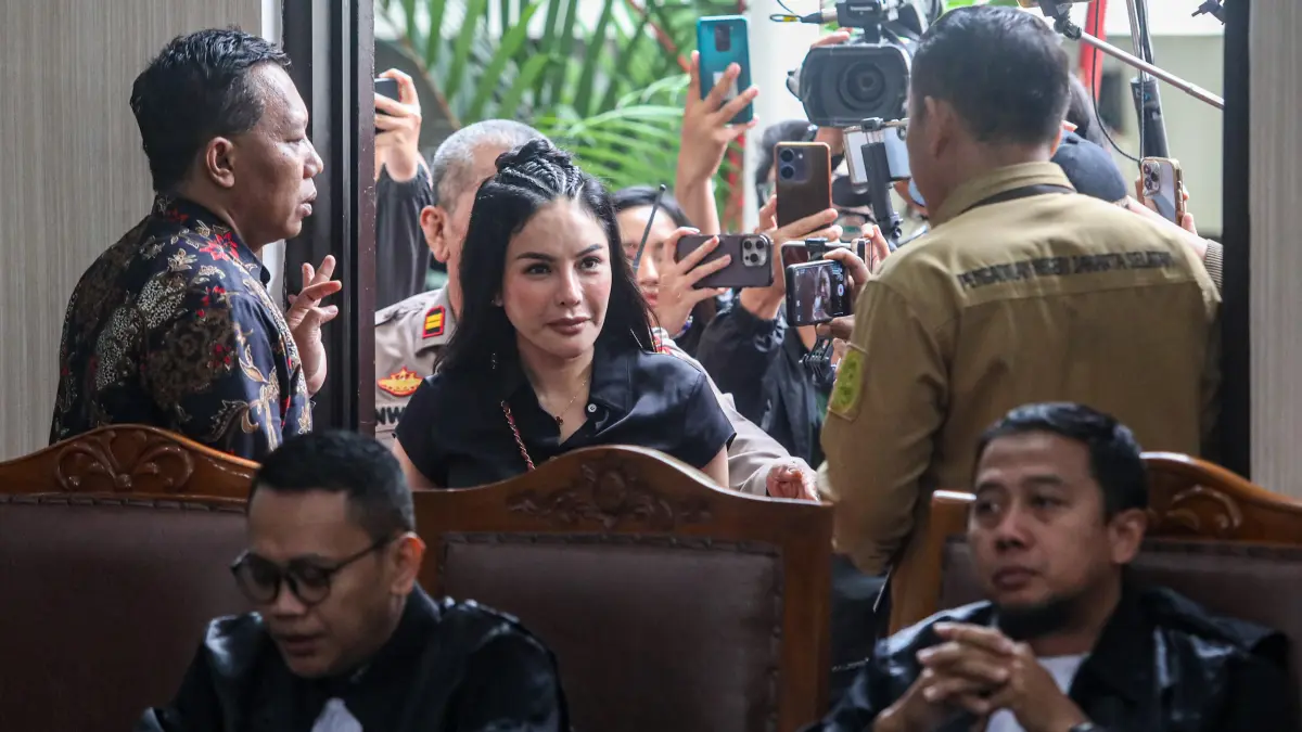 Artis Nikita Mirzani bersiap menjalani sidang putusan di Pengadilan Negeri Jakarta Selatan, Selasa (28/10/2025). (Salman Toyibi/ Jawa Pos)