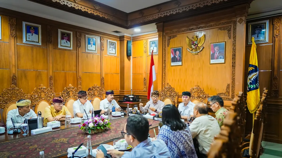 Bupati Adi Arnawa menerima audiensi PT. Pendar Cahaya Nusantara selaku mitra Shanghai Tunnel Engineering Co. (Singapore) Pte Ltd (STECS) di Puspem Badung, Kamis (24/9). (PROKOMPIM SETDA BADUNG)