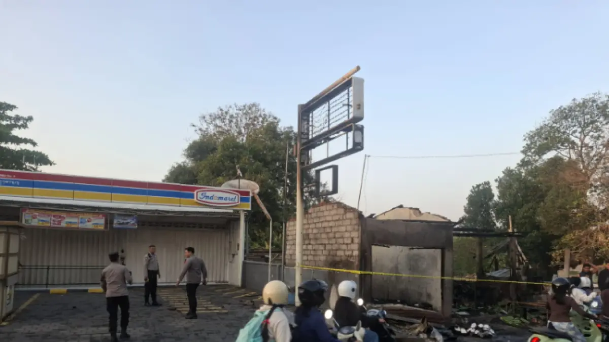 Garis polisi terpasang di area ruko yang terbakar di Tonja.