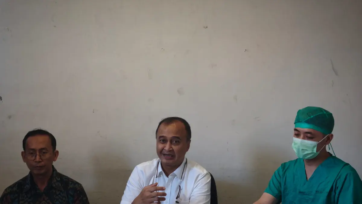 Kepala ICU, Dr. dr. I Putu Kurniyanta, Sp.An-TI, Subsp.An.Ped.(K),dokter spesialis bedah plastik Dr. dr. Agus Roy Rusly Hariantana Hamid, Sp.BP-RE (K)