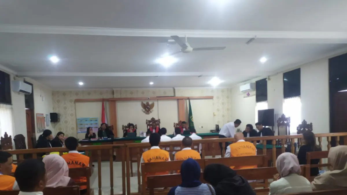 Lima terdakwa pengeroyokan ABK hingga tewas jalani sidang di PN Denpasar.