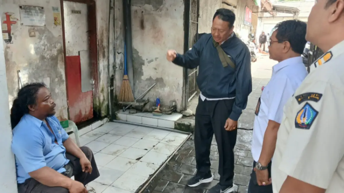 PEMANTAUAN: Tim Trantib Kecamatan Kuta saat melakukan pemantauan kerusakan Pasar Kuta II, Rabu (23/9).