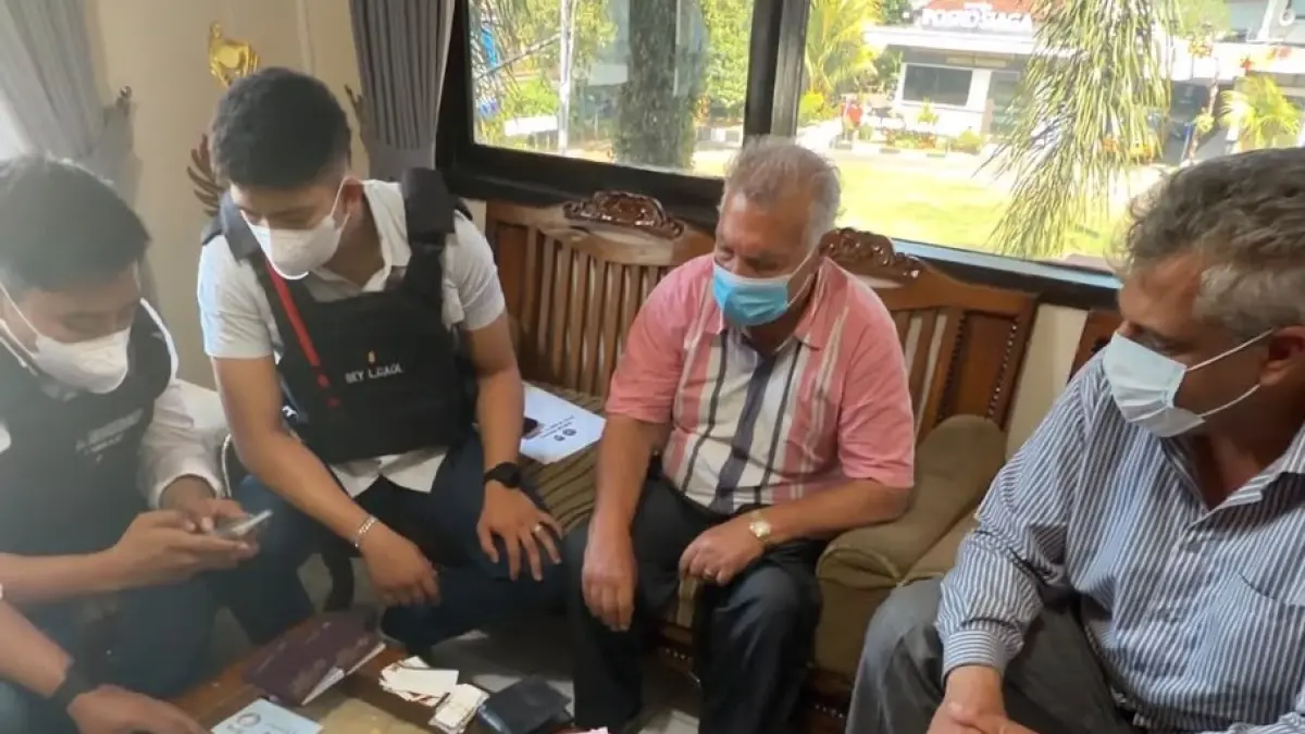 Proses penyerahan dua WNA Iran dari Polres Tabanan ke Kantor Imigrasi Tabanan Selasa lalu. (Ist)