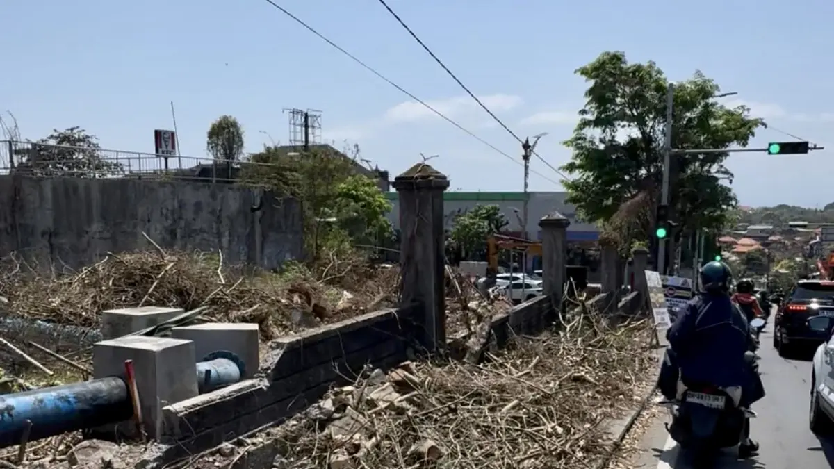 Proyek pelebaran jalan di Simpang Siligita, Kelurahan Benoa, Kuta Selatan, Kamis (24/9). (ist)