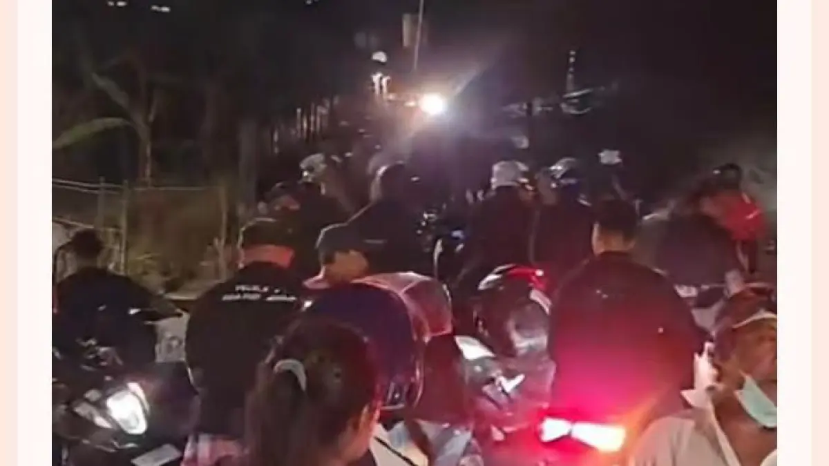 Tangkapan layar warga Jimbaran berkumpul mengantisipasi potensi keributan menyusul dugaan ancaman penyerangan terhadap salah satu warga.