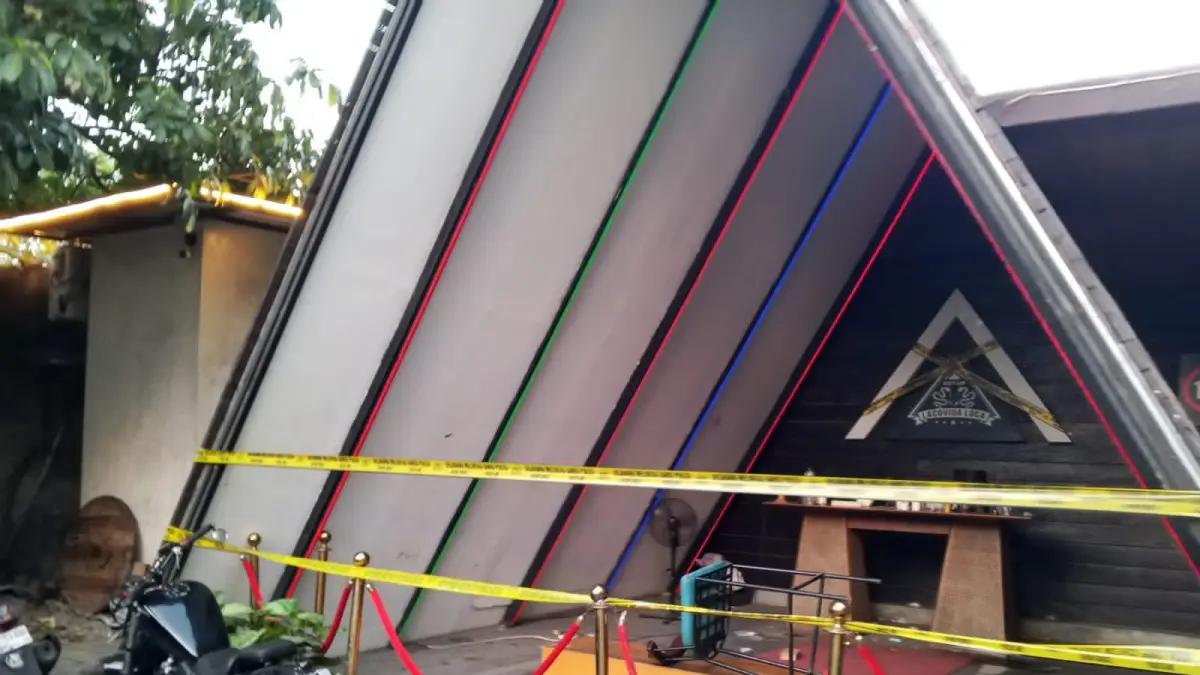 Tempat hiburan malam (THM) Lacovida Loca di Jalan Teuku Umar, Dauh Puri Klod, Denpasar Barat, terpantau dipasangi garis polisi. (Bali Express/Istimewa)