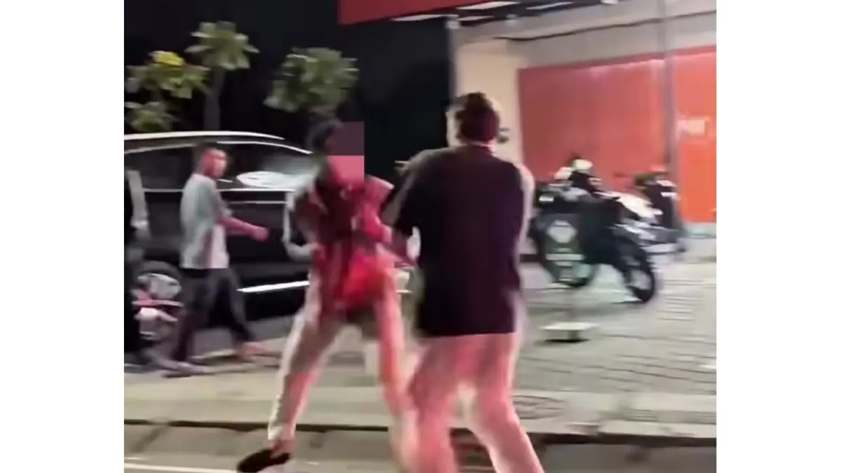 WNA adu jotos di Jalan Pantai Berawa. (Bali Express/Istimewa)
