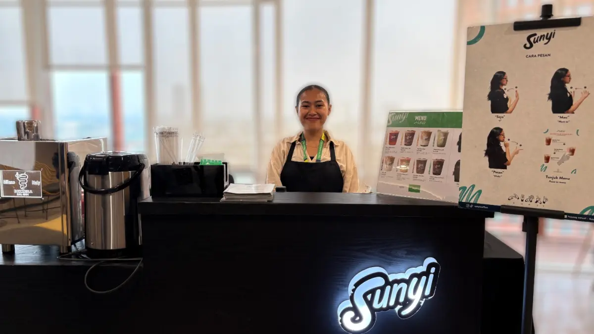 Semangat Teman Setara juga hadir di lingkungan internal Grab melalui pop-up booth Kopi Sunyi di Headquarters Grab Indonesia. Aktivitas yang menghadirkan Mitra GrabMerchant Disabilitas ini menjadi ruang interaksi bagi karyawan internal Grab, atau Grabbers, untuk mempelajari bahasa isyarat dalam percakapan sehari-hari sekaligus mengenal pengalaman Teman Tuli lebih dekat.
Pengalaman belajar tersebut juga hadir melalui sesi immersion bersama Mitra Pengemudi Tuli. Dalam sesi ini, Grabbers mengikuti langsung pengalaman Mitra Pengemudi Tuli saat menjalankan pesanan pelanggan. Kegiatan ini membuka ruang bagi Grabbers dan Mitra untuk saling belajar berkomunikasi, memahami pengalaman satu sama lain, serta melihat bagaimana pengalaman dan interaksi yang lebih inklusif dapat dibangun dalam keseharian.