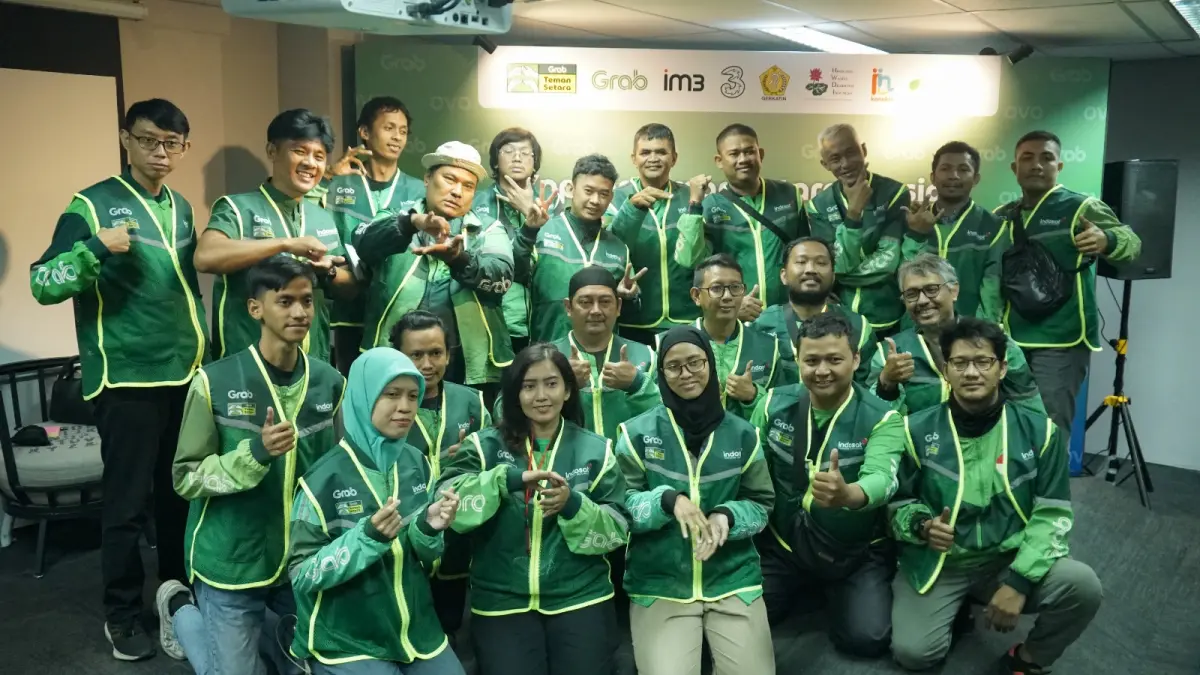Keterangan Foto: Para Mitra Pengemudi Tuli mengenakan Rompi Teman Setara dalam rangkaian kegiatan Grab memperingati Hari Bahasa Isyarat Internasional 2026. Dilengkapi ilustrasi bahasa isyarat dasar, rompi ini dihadirkan untuk membantu Mitra Pengemudi dan pengguna membangun interaksi yang lebih nyaman dan inklusif.