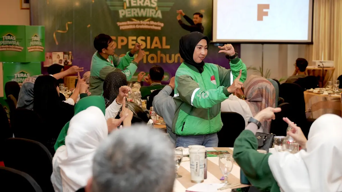 : Mitra GrabMerchant di Bandung, Bali, dan Yogyakarta mempelajari bahasa isyarat dalam  acara Teras Perwira (Temu Ramah Sapa dan Sharing Perkumpulan Wirausaha). Melalui kegiatan ini, Mitra GrabMerchant diajak untuk mengenal cara berkomunikasi yang lebih inklusif, khususnya saat melayani Teman Tuli.