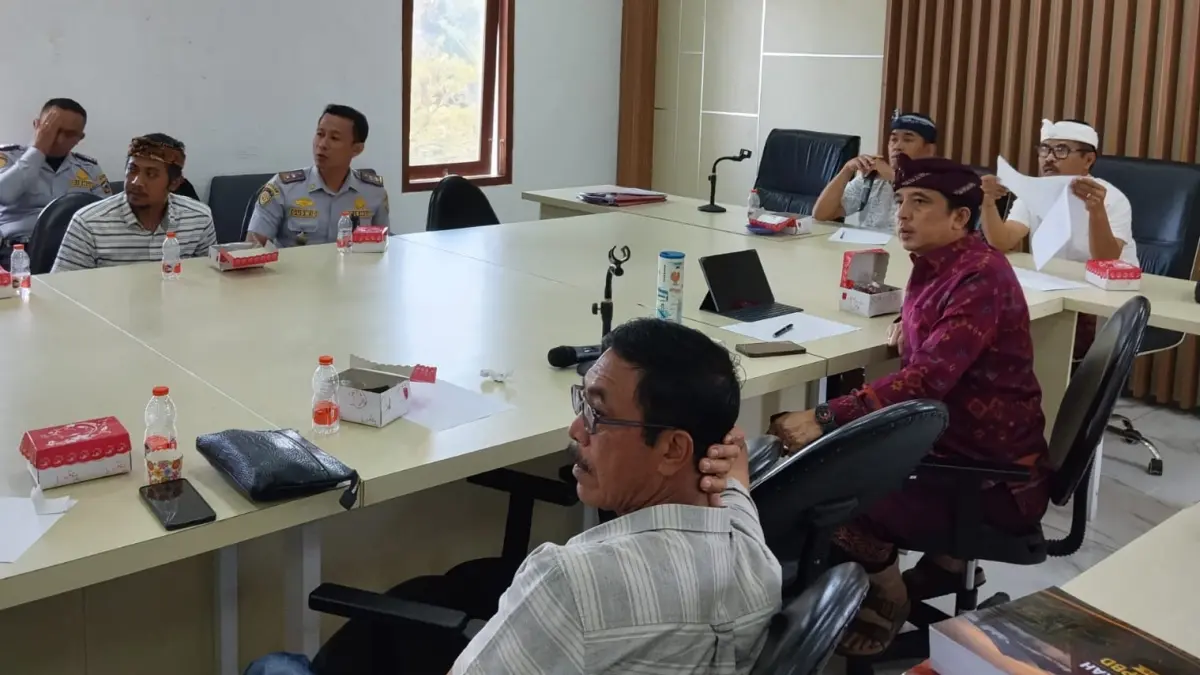 Komisi III DPRD Bangli rapat kerja dengan Dinas Perhubungan Bangli, Kamis (24/9). (I Made Mertawan/Bali Express)