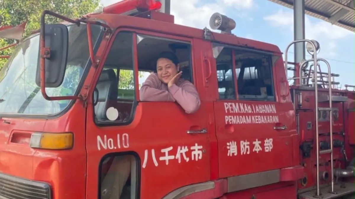 Lilik naik mobil pemadam kebakaran. (Ist)