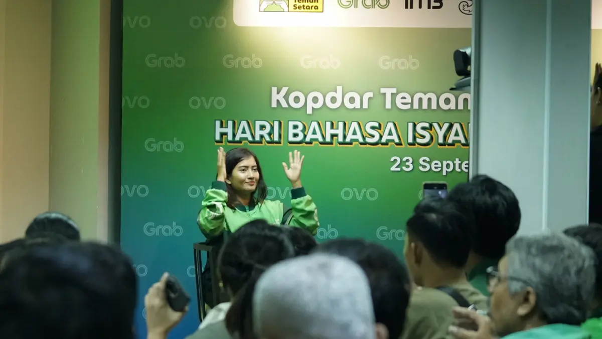 Imelda Situmorang, Mitra Pengemudi GrabBike, berinteraksi dengan peserta dalam kegiatan Kopdar Grab di Jakarta, 23 September 2026. Grab terus mendorong kesempatan yang setara bagi para Mitra Pengemudi untuk bekerja, berinteraksi, dan berkembang dalam ekosistemnya, dengan dukungan yang sesuai dengan kebutuhan masing-masing.
