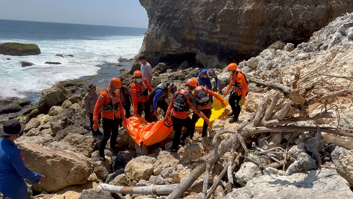 Evakuasi jenazah WNA Rusia dari bawah tebing di kawasan Tanjung Mebulu, Pecatu. (Bali Express/Istimewa)