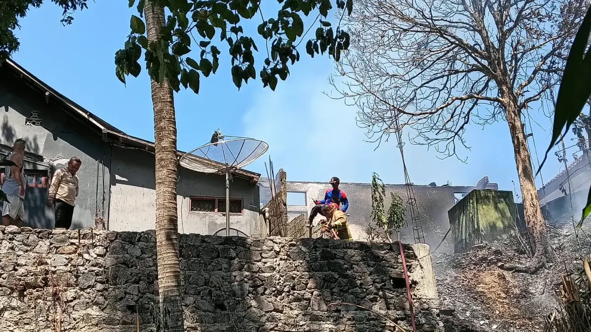 Petugas Disdamkarmat sedang melakukan pemadaman kebakaran di SMPN 3 Sawan. (Ist)