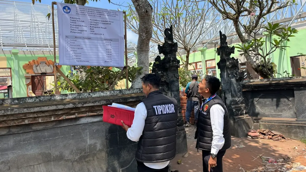 Unit Tipikor Polres Bangli turun ke salah satu sekolah di Bangli. (Ist)