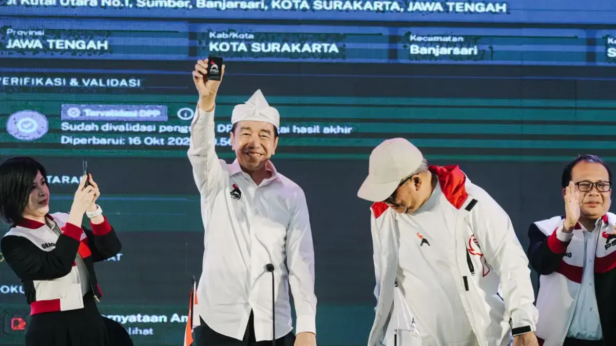 Jokowi menunjukkan KTA PSI dalam Rakorda DPP PSI Kota Bandung pada Sabtu (26/9/2026). (PSI)