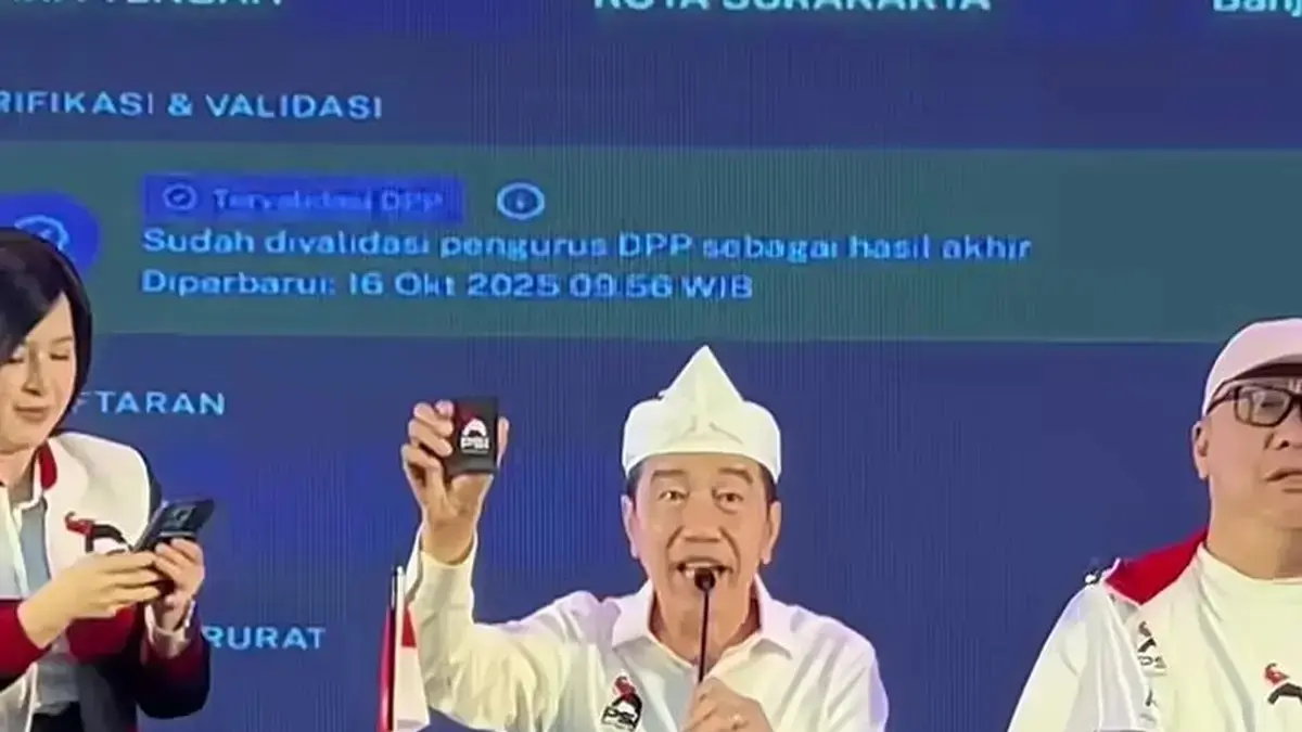 Jokowi tunjukkan KTA PSI