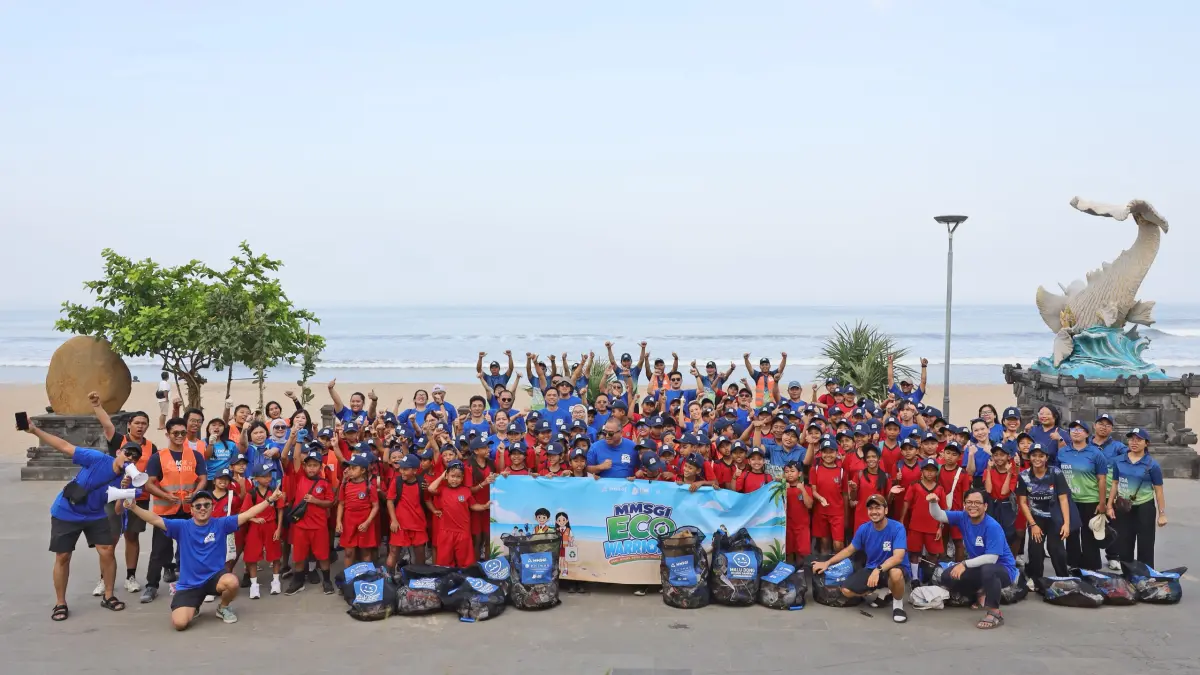 MMSGI bersama LINE dan MMS Land melalui Pullman Bali Legian Beach bersama siswa SD 1 Legian saat melakukan aksi bersih-bersih sampah di Pantai Legian, Kuta, Minggu (27/9). (ist)