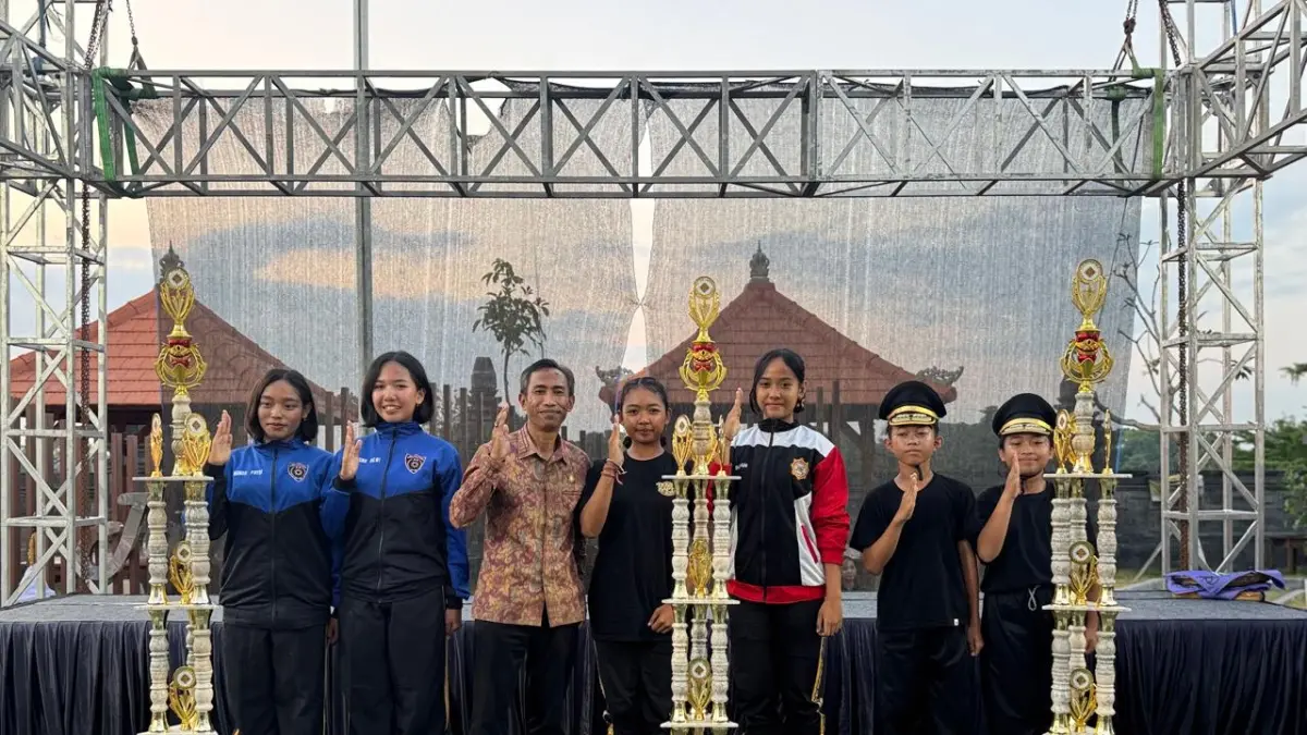 Para peraih juara dalam LKBB yang digelar di SMPN 7 Mengwi, Minggu (27/9). (ist)