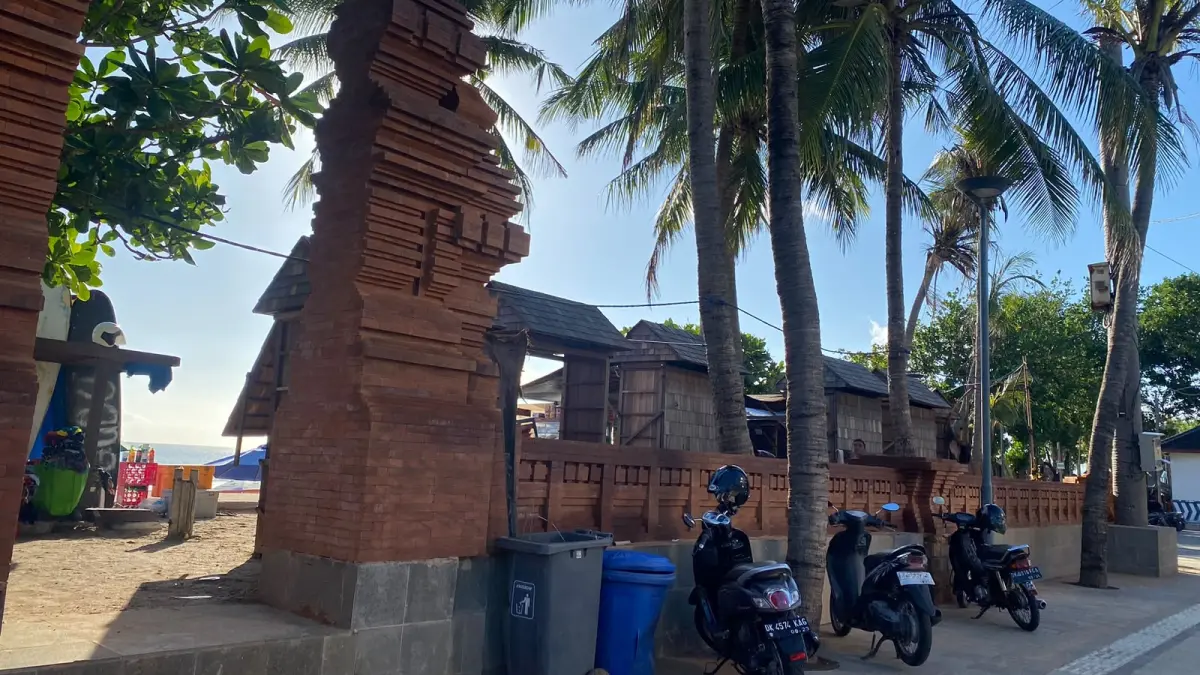 Salah satu titik tembok penyengker Pantai Samigita pasca dilakukan penataan. (Dok. Bali Express)